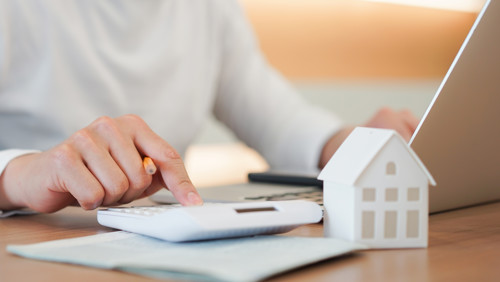 Bureau met rekenmachine en laptop Bureau met rekenmachine en laptop