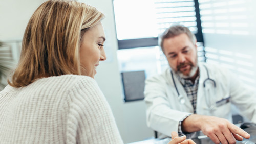 Vrouw in gesprek met een arts Vrouw in gesprek met een arts