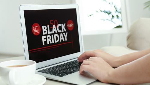 Een laptop met Black Friday erop Een laptop met Black Friday erop