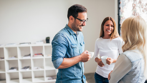 Collega's drinken koffie tijdens pauze in de zorg Collega's drinken koffie tijdens pauze in de zorg