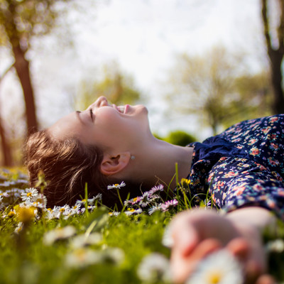Vrouw ligt in gras Vrouw ligt in gras