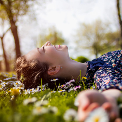 Vrouw ligt in gras Vrouw ligt in gras