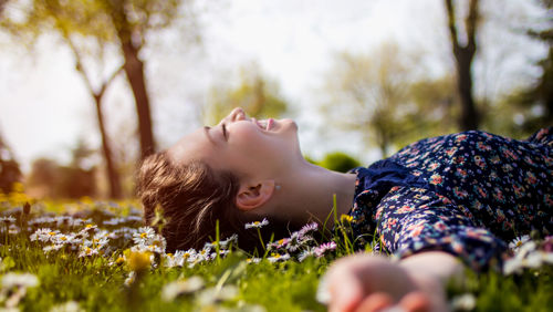 Vrouw ligt in gras Vrouw ligt in gras