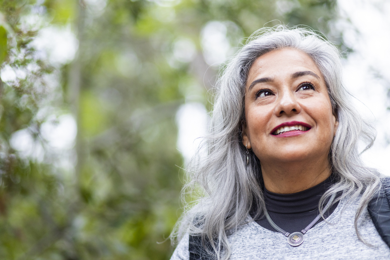Lachende vrouw van middelbare leeftijd in de buitenlucht