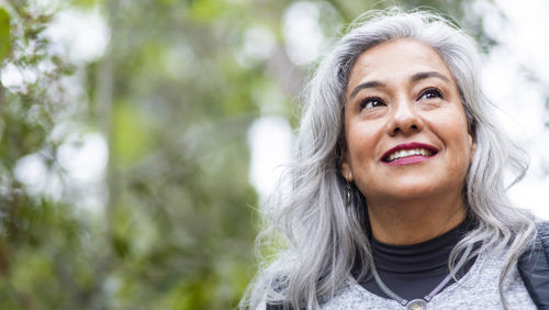Lachende vrouw van middelbare leeftijd in de buitenlucht Lachende vrouw van middelbare leeftijd in de buitenlucht
