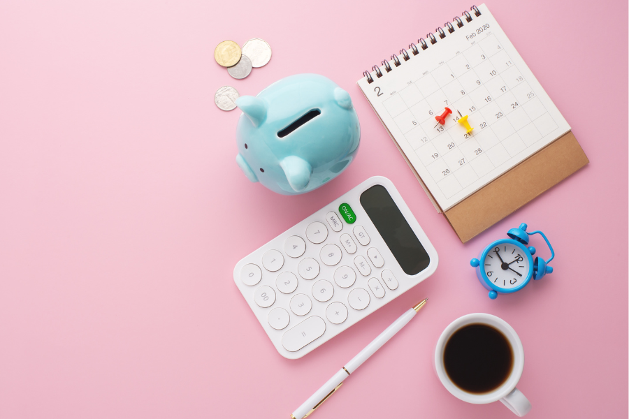 Een collectie van kantoorspullen en een spaarpot