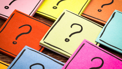 Gekleurde post-its met vraagtekens Gekleurde post-its met vraagtekens