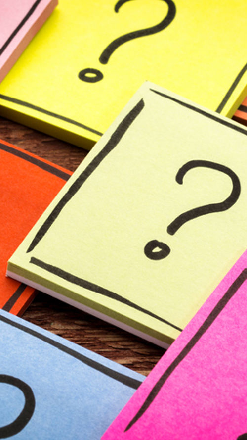 Gekleurde post-its met vraagtekens Gekleurde post-its met vraagtekens
