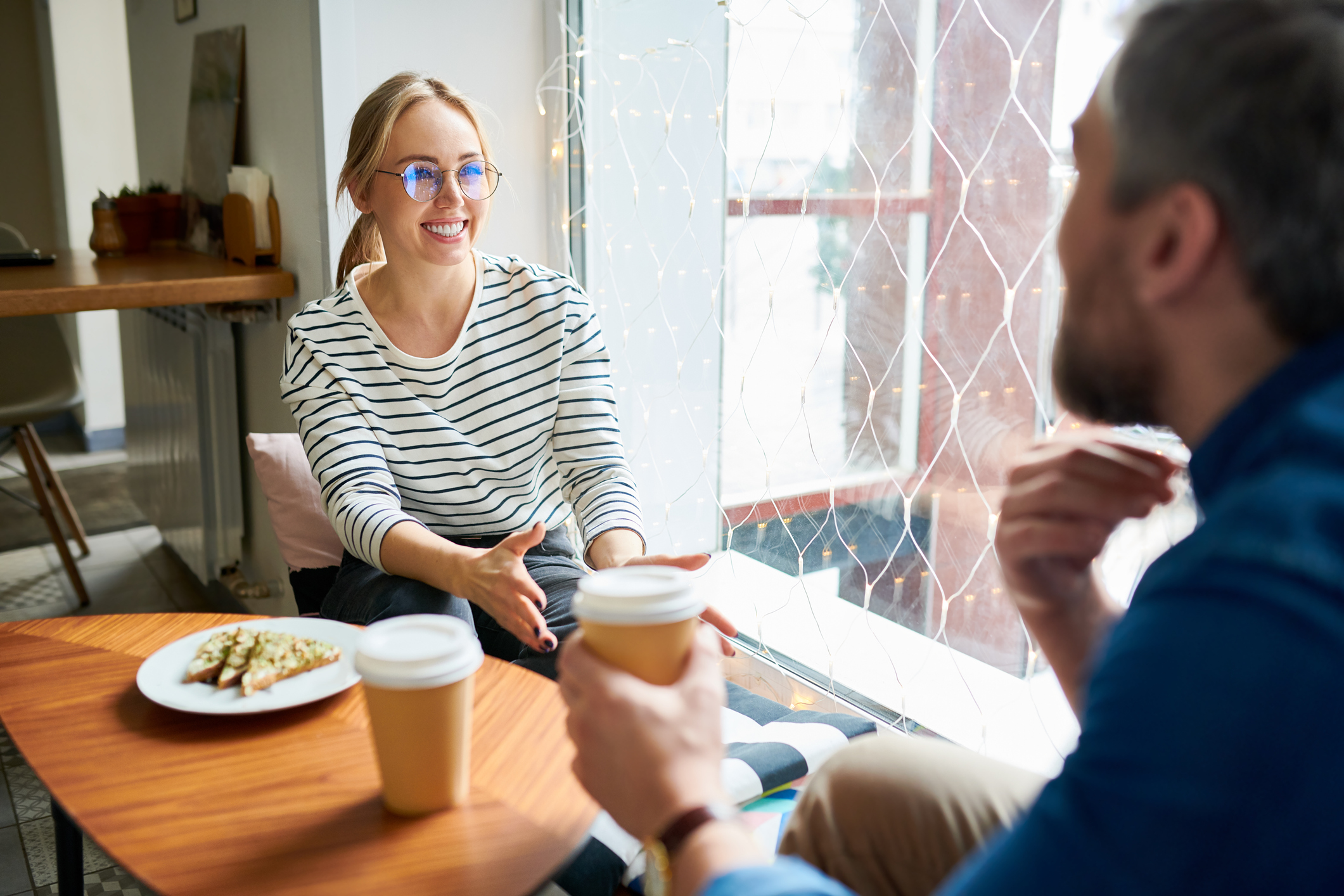 collega's zitten aan tafel koffie te drinken