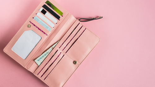 Een roze portemonnee die open ligt Een roze portemonnee die open ligt