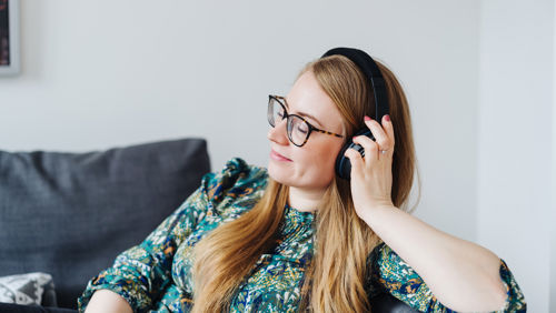 Jonge vrouw met koptelefoon Jonge vrouw met koptelefoon