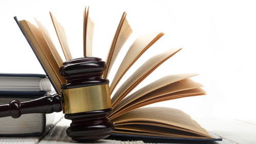 Opslaand boek met hamer Opslaand boek met hamer