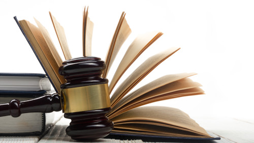 Opslaand boek met hamer Opslaand boek met hamer