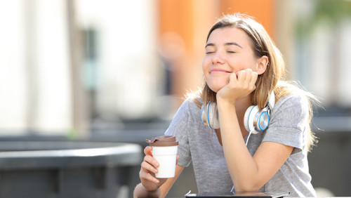 dame ontspant met koffie dame ontspant met koffie