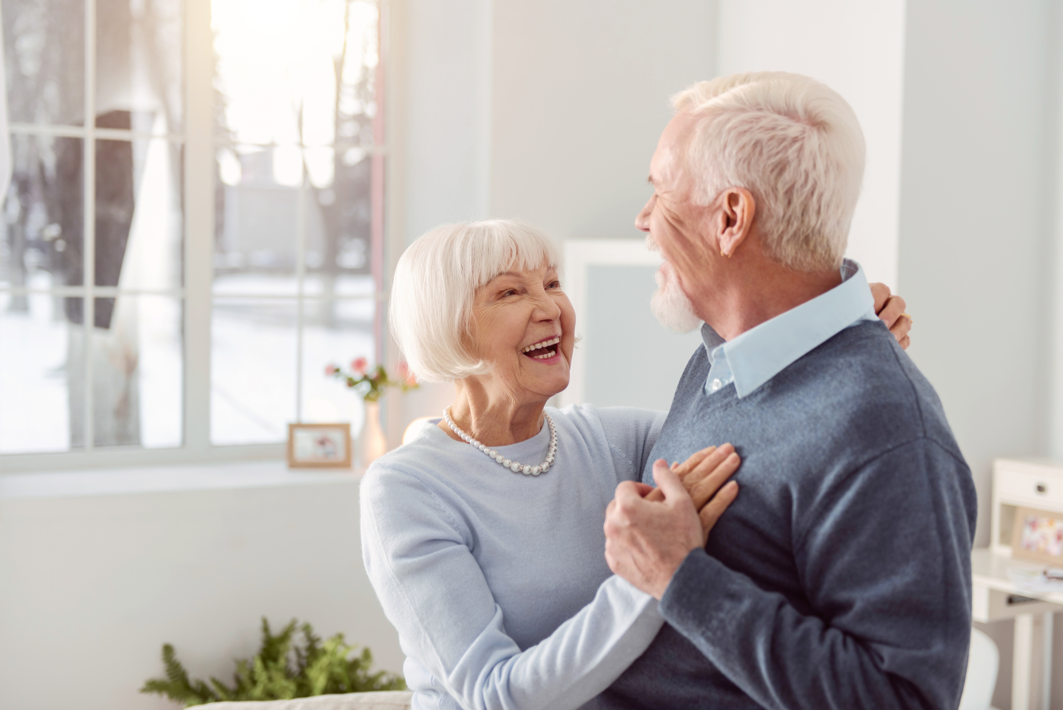 Man en vrouw dansen samen in de kamer