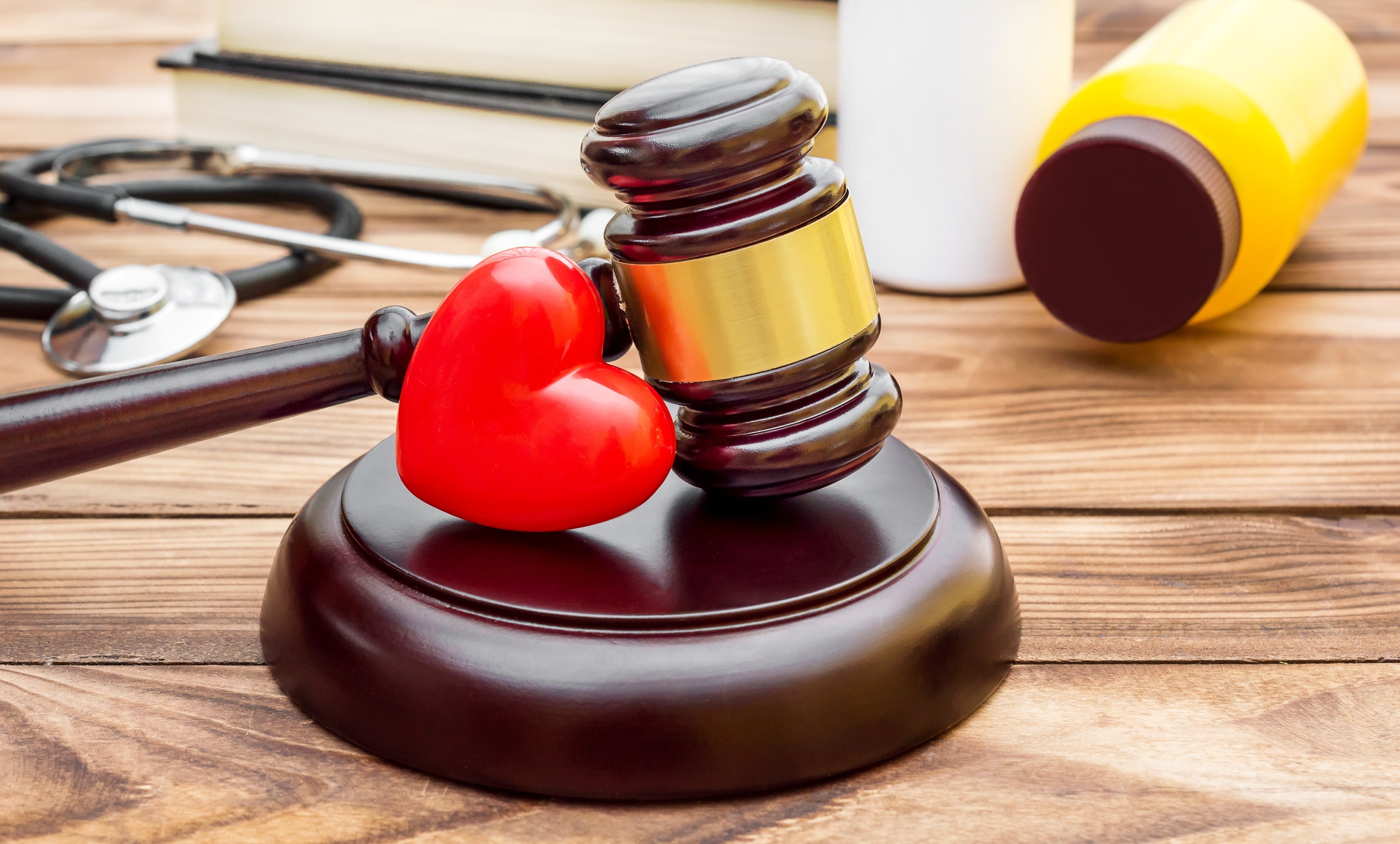 hamer op tafel om je rechten en plichten te bepalen 