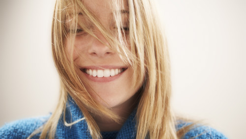 Vrouw lacht met ogen dicht Vrouw lacht met ogen dicht