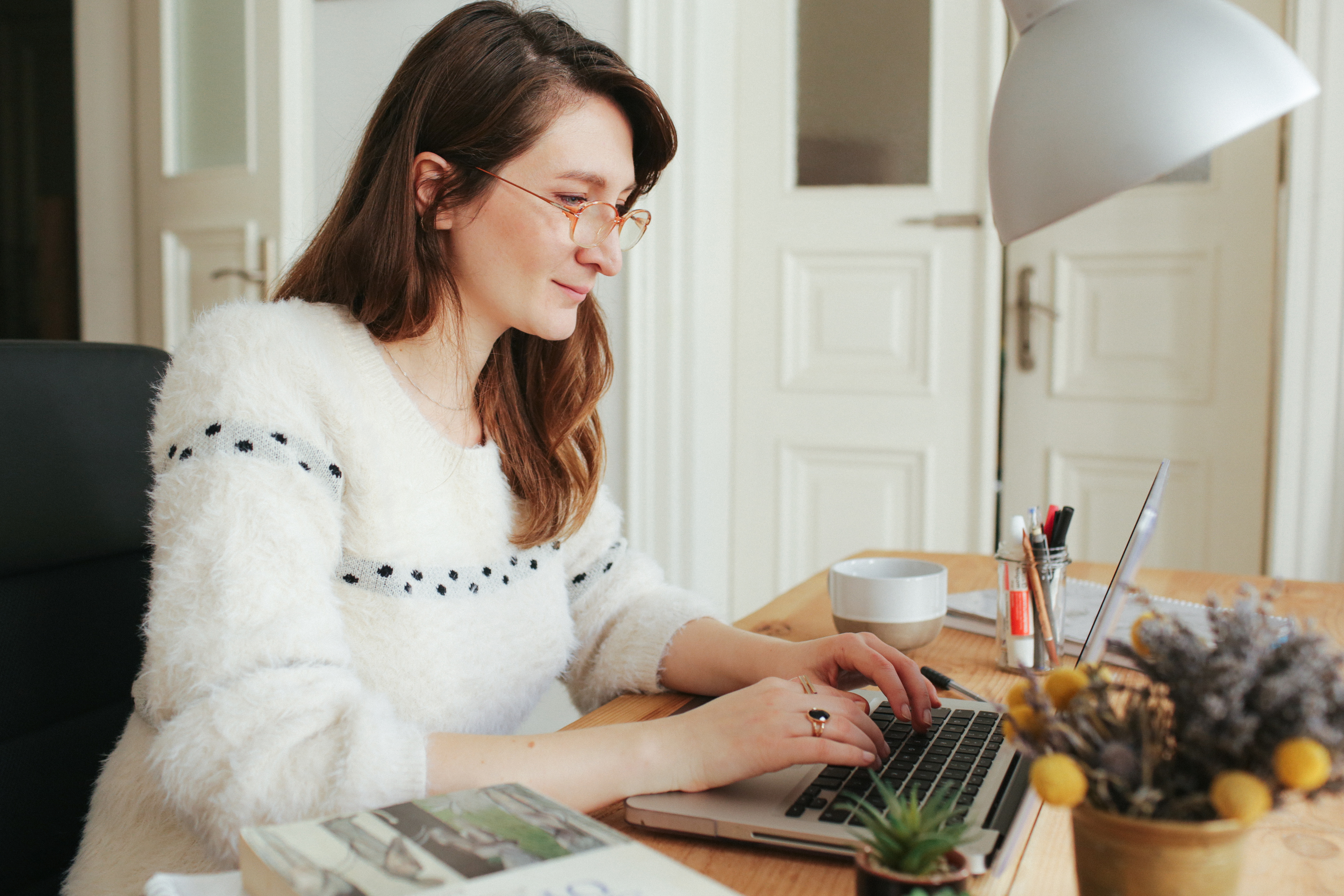Vrouw werkt thuis achter haar laptop