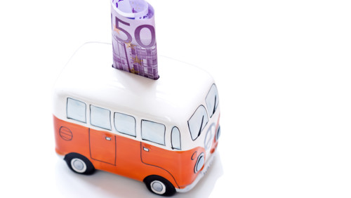 Een spaarpot volkswagenbusje met daarin een 50 euro biljet Een spaarpot volkswagenbusje met daarin een 50 euro biljet