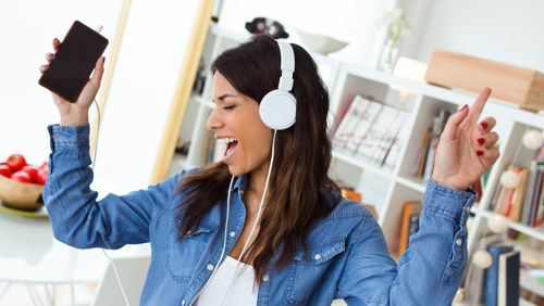 Vrouw met koptelefoon op danst op muziek Vrouw met koptelefoon op danst op muziek