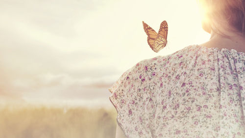 Vrouw met vlinder op haar schouder Vrouw met vlinder op haar schouder