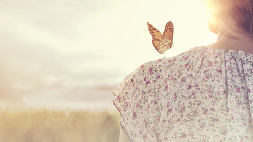 Vrouw met vlinder op haar schouder Vrouw met vlinder op haar schouder