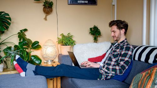 Jongeman zoekt op de bank financiën uit om te sparen voor eerste huis Jongeman zoekt op de bank financiën uit om te sparen voor eerste huis