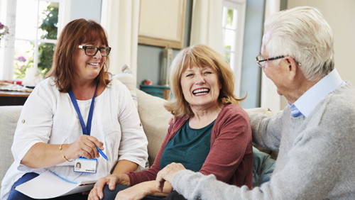 Echtpaar lacht naar elkaar en krijgt mantelzorgondersteuning Echtpaar lacht naar elkaar en krijgt mantelzorgondersteuning