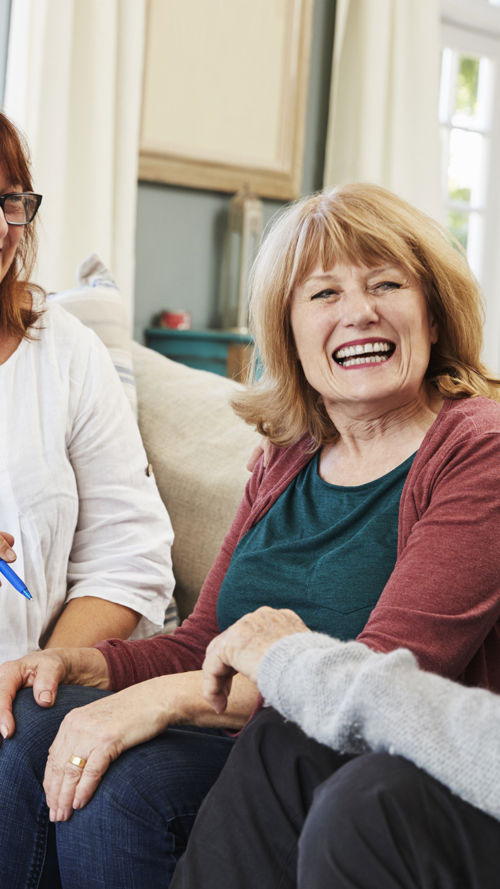 Echtpaar lacht naar elkaar en krijgt mantelzorgondersteuning Echtpaar lacht naar elkaar en krijgt mantelzorgondersteuning