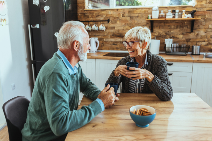 Echtpaar in gesprek met een kop koffie