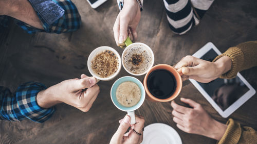Tafel vol kopjes koffie  Tafel vol kopjes koffie