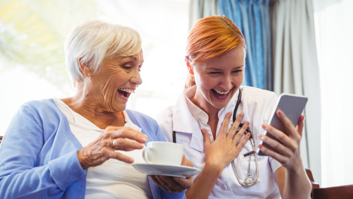 dokter met patiënt aan het lachen dokter met patiënt aan het lachen