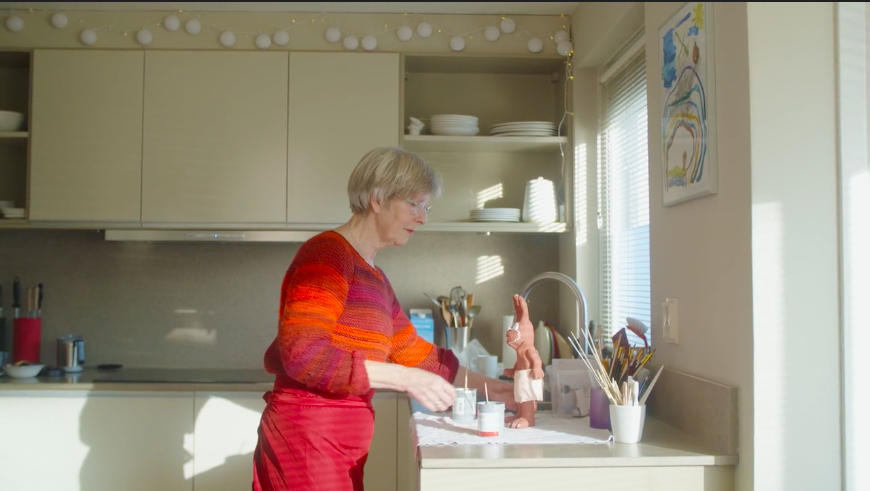 Arlien in haar keuken aan het schilderen