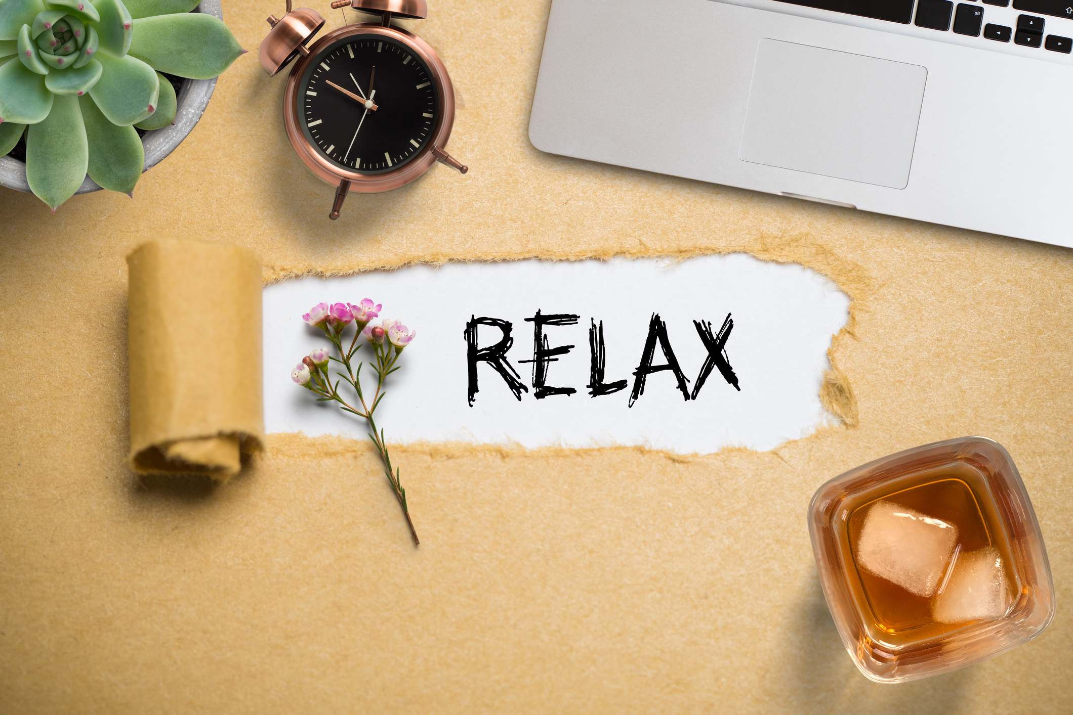 Tekst 'Relax' met bloemen