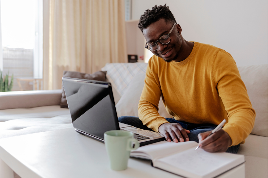 Man werkt thuis achter zijn laptop