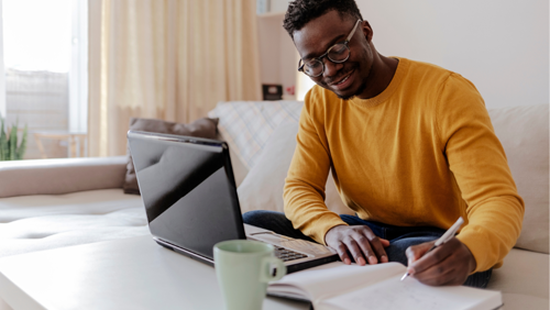 Man werkt thuis achter zijn laptop Man werkt thuis achter zijn laptop