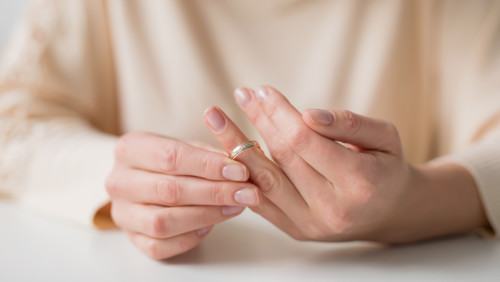 Vrouw haalt trouwring van haar vinger af om te scheiden van zieke partner Vrouw haalt trouwring van haar vinger af om te scheiden van zieke partner