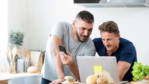 Twee mannen bekijken financiën op laptop  Twee mannen bekijken financiën op laptop
