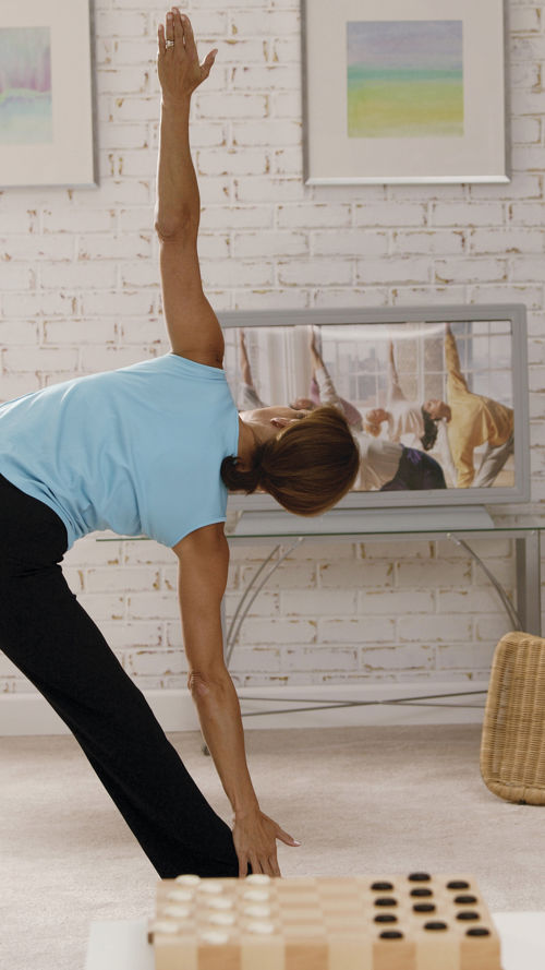 Vrouw sport in woonkamer  Vrouw sport in woonkamer