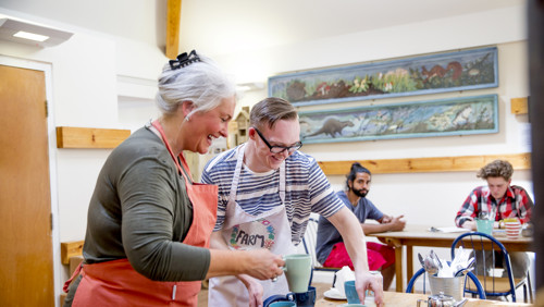 Oudere dame doet vrijwilligerswerk in buurthuis Oudere dame doet vrijwilligerswerk in buurthuis