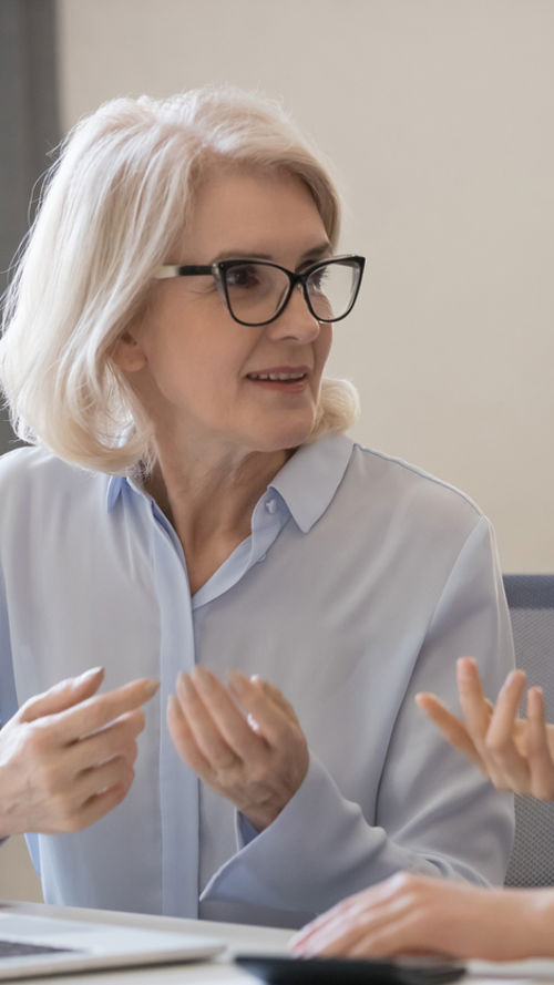 Dame heeft een gesprek met haar leidinggevende Dame heeft een gesprek met haar leidinggevende