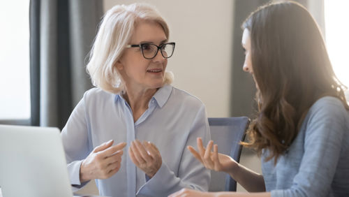 Dame heeft een gesprek met haar leidinggevende Dame heeft een gesprek met haar leidinggevende