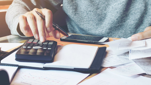 Iemand rekent iets uit op rekenmachine Iemand rekent iets uit op rekenmachine