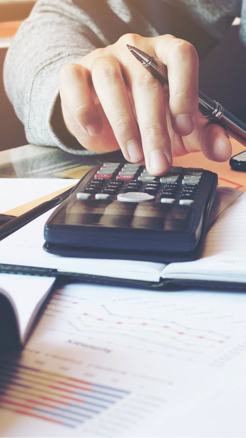 Iemand rekent iets uit op rekenmachine Iemand rekent iets uit op rekenmachine