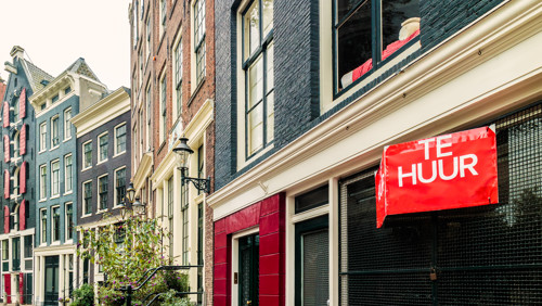 Een pand in Amsterdam met daarop een te huur bord Een pand in Amsterdam met daarop een te huur bord