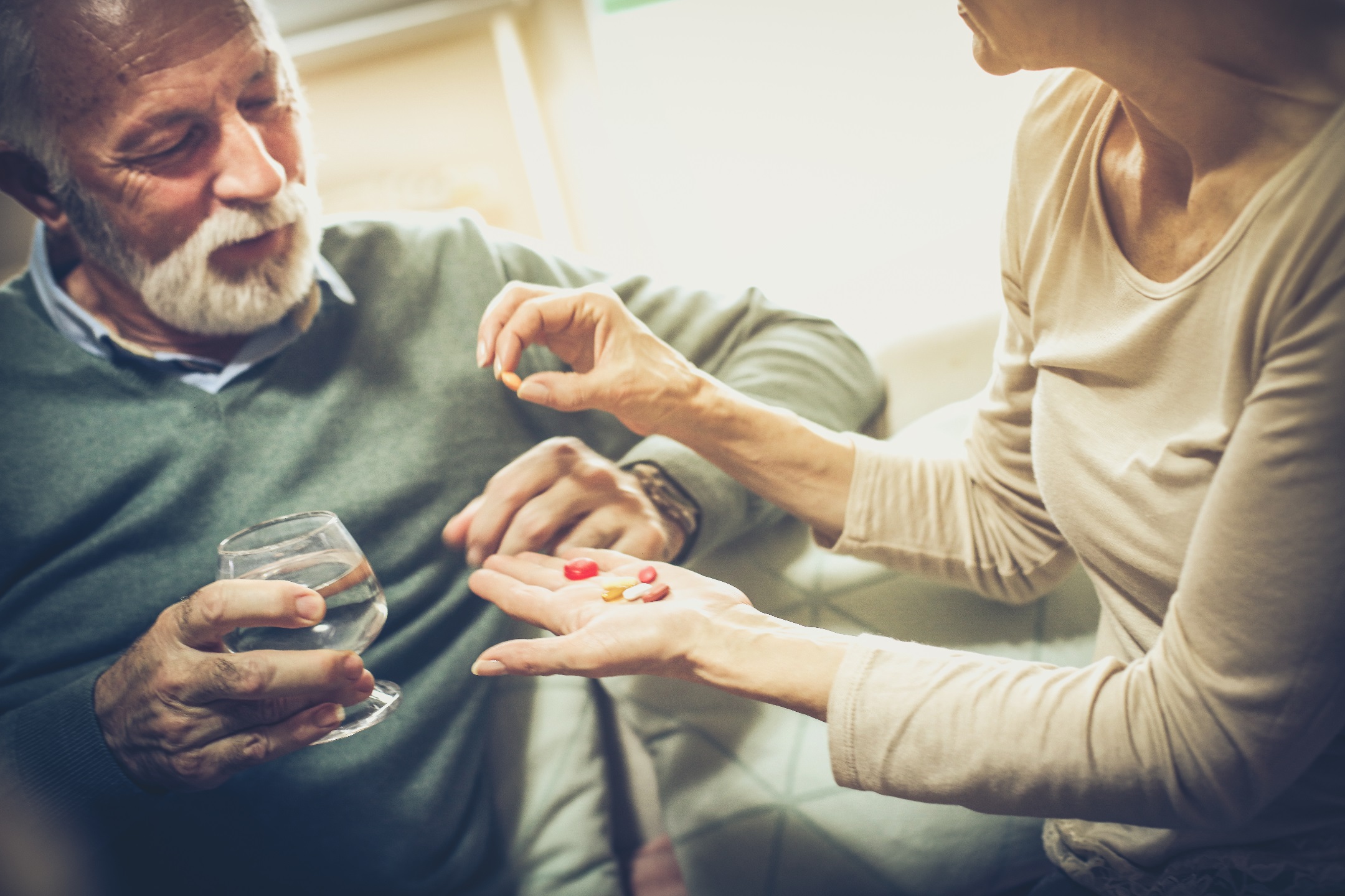 Mantelzorger geeft man medicijnen