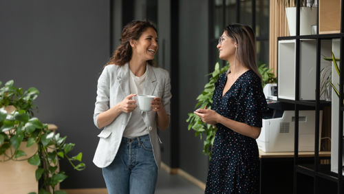 Twee collega's in gesprek Twee collega's in gesprek
