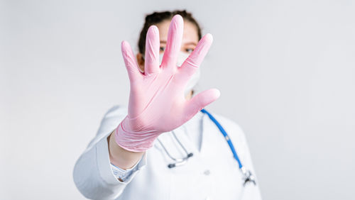 arts houdt hand vooruit en zegt stop tegen agressie  arts houdt hand vooruit en zegt stop tegen agressie