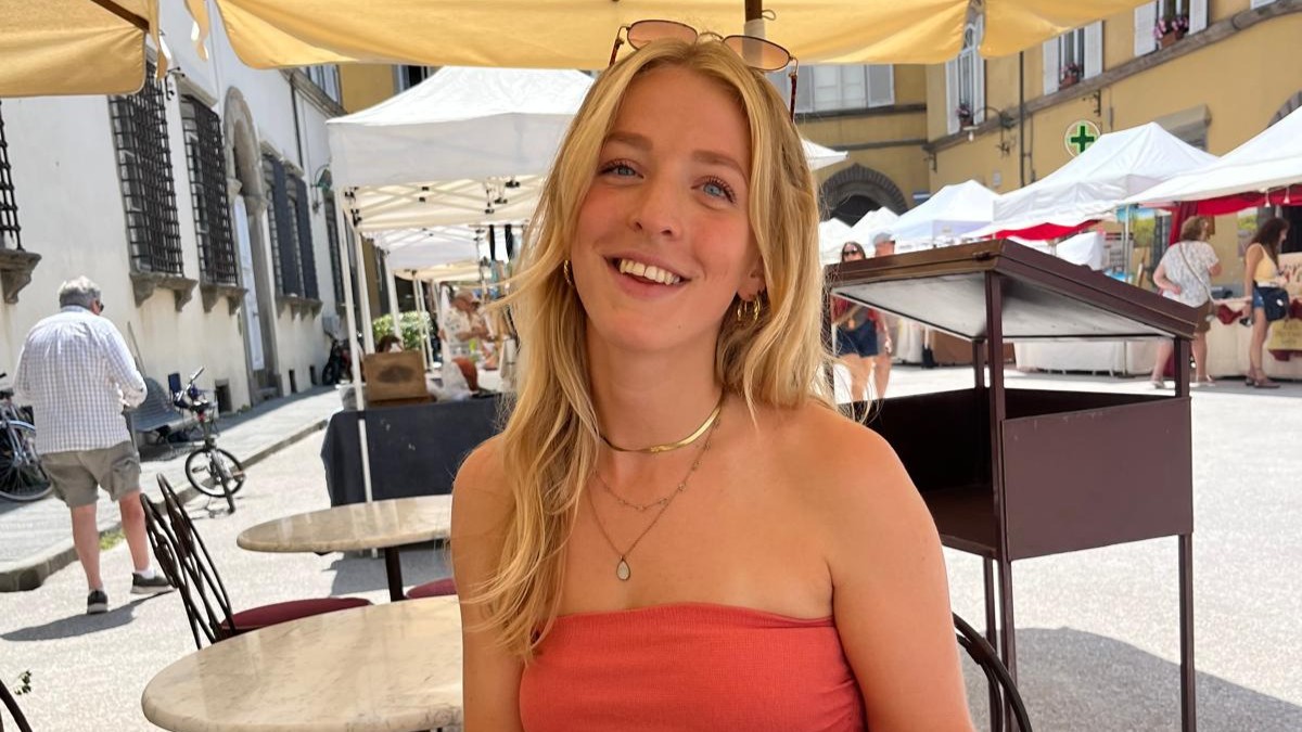 Jonge vrouw op het terras