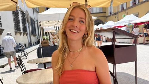 Jonge vrouw op het terras Jonge vrouw op het terras